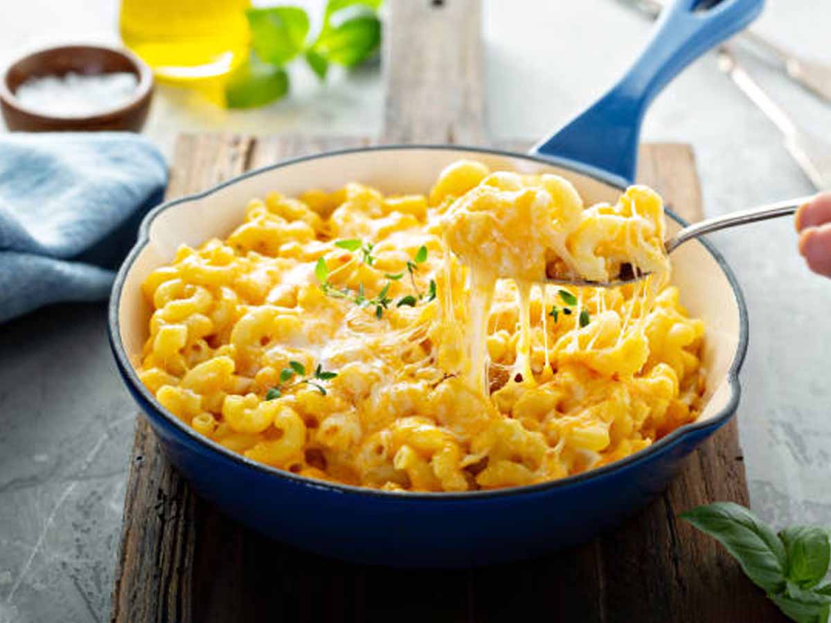 Macaroni with mozzarella cheese
